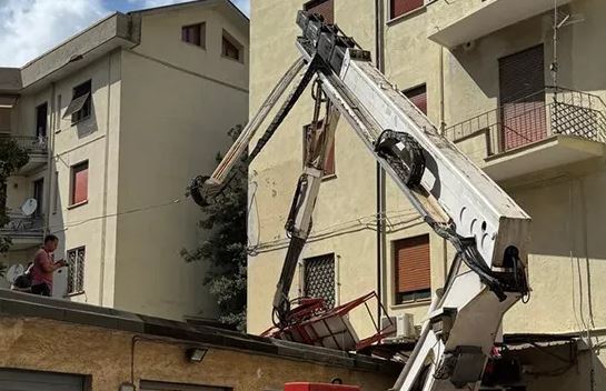 Cade da una gru, muore un operaio di 66 anni