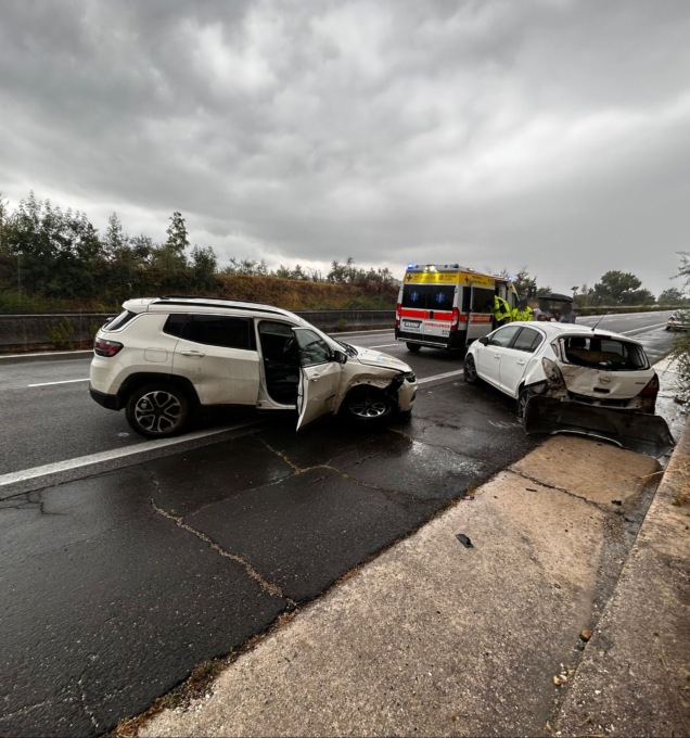 Incidente sulla Superstrada, due feriti