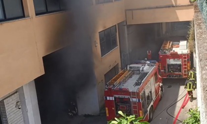 Incendio nella sede distaccata del comune, c'è una pista: "Due ragazzi ripresi dalle telecamere"