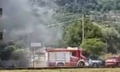 Incendio in un negozio di autoricambi, palazzina evacuata