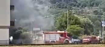 Incendio in un negozio di autoricambi, palazzina evacuata