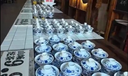 Cina: Chongqing, abitanti si riparano da caldo estivo in rifugi antiaerei