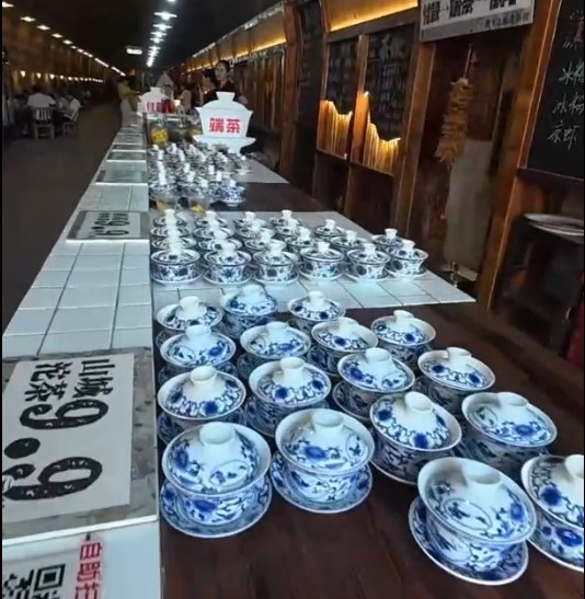 Cina: Chongqing, abitanti si riparano da caldo estivo in rifugi antiaerei