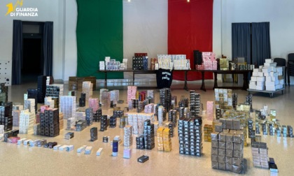 Maxi sequestro di profumi contraffatti