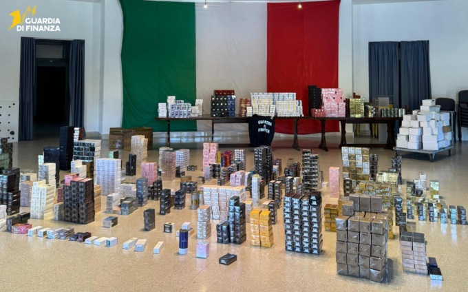 Maxi sequestro di profumi contraffatti