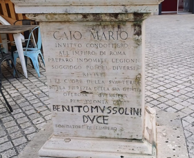 Vandalizzata la statua di Caio Mario