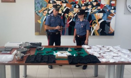 Sequestrate bombe, armi e droga. Arrestati due uomini. Le immagini
