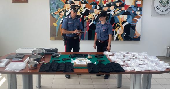 Sequestrate bombe, armi e droga. Arrestati due uomini. Le immagini