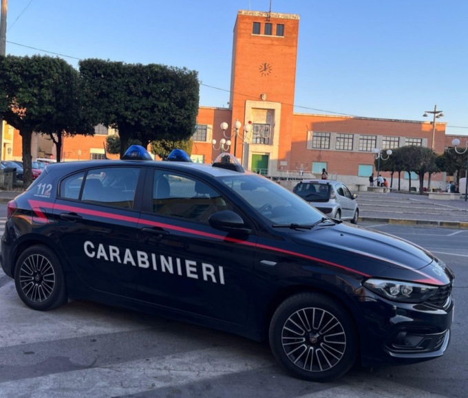 Sale sul tetto per uccidersi e minaccia i Carabinieri, salvato e dopo arrestato