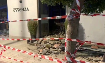 Crolla il tetto di un ristorante, morta una ragazza di 31 anni, Mara Severin. Altri 10 feriti, 3 in prognosi riservata. Una signora che era a cena: "Abbiamo pensato ad un attentato". Le immagini