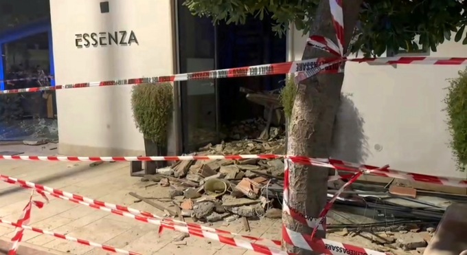 Crolla il tetto di un ristorante, morta una ragazza di 31 anni, Mara Severin. Altri 10 feriti, 3 in prognosi riservata. Una signora che era a cena: “Abbiamo pensato ad un attentato”. Le immagini