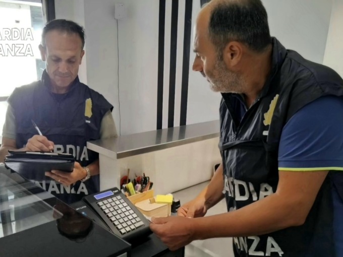 Registratore manomesso, scontrini falsi in gelateria per 600 mila euro in quattro anni