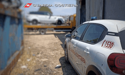 Rivenute auto rubate in un terreno adibito ad autodemolizioni non autorizzato