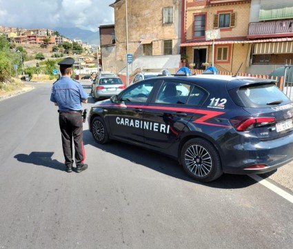 Cade dal tetto durante i lavori alle grondaie, ferito un uomo di 74 anni