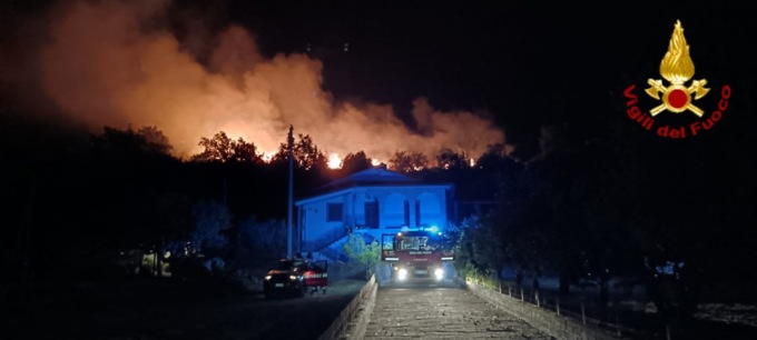 Notte di fuoco, incendi in Ciociaria: case evacuate e salvati due anziani
