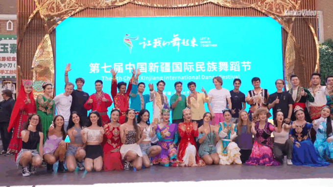 Incontro tra balletto italiano e la danza etnica cinese dello Xinjiang