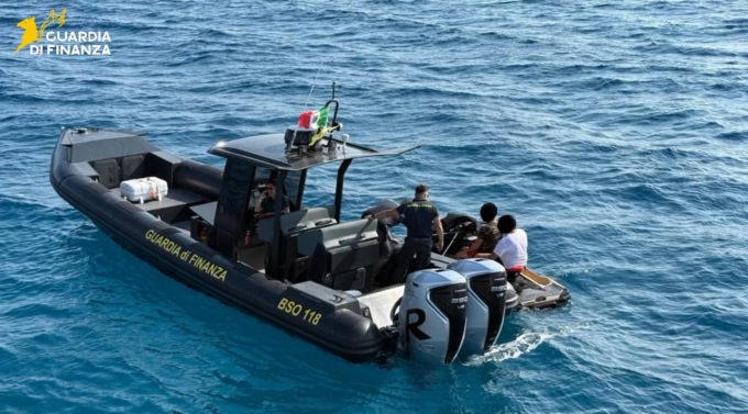 Manovre pericolose tra i bagnanti: fermati due pregiudicati in moto d’acqua