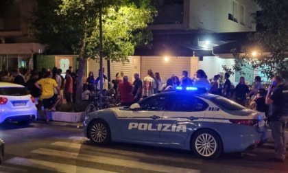 Si barricano nel bar, paura in centro
