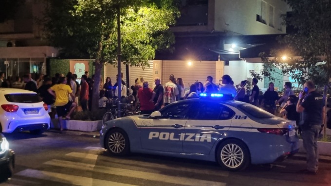 Si barricano nel bar, paura in centro