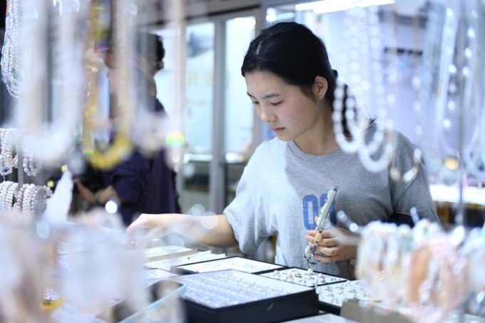 Cina: industria delle perle nella cittadina di Shanxiahu dello Zhejiang (1)