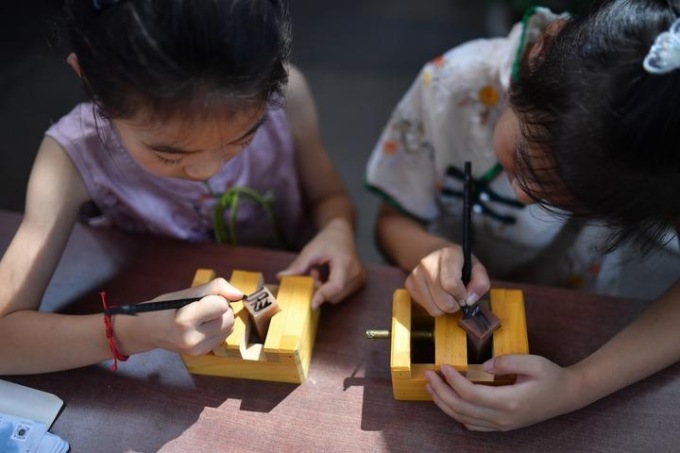 Cina: bambini provano diverse attività durante vacanze estive (1)