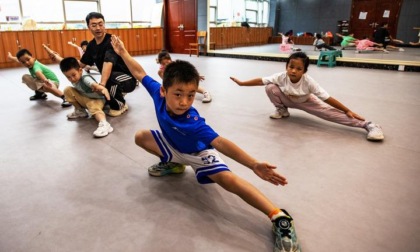 Cina: bambini provano diverse attività durante vacanze estive (2)