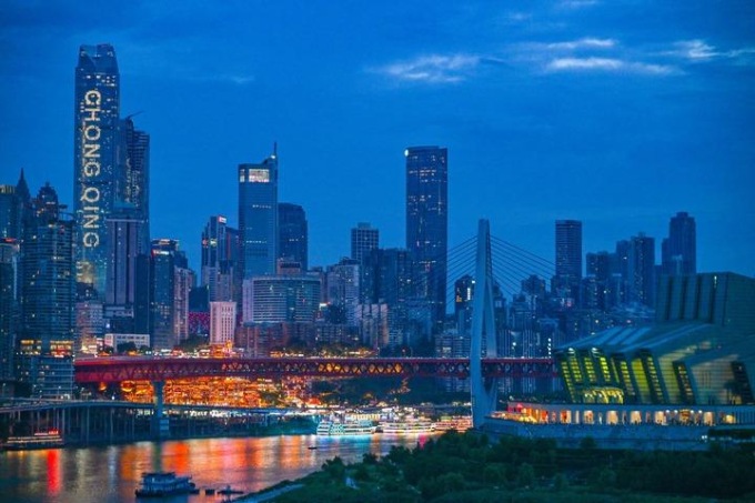 Cina: panorama urbano notturno della città di Chongqing (3)