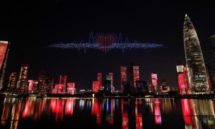 Cina: lampade da pesca scintillano sul lago Erhai nello Yunnan