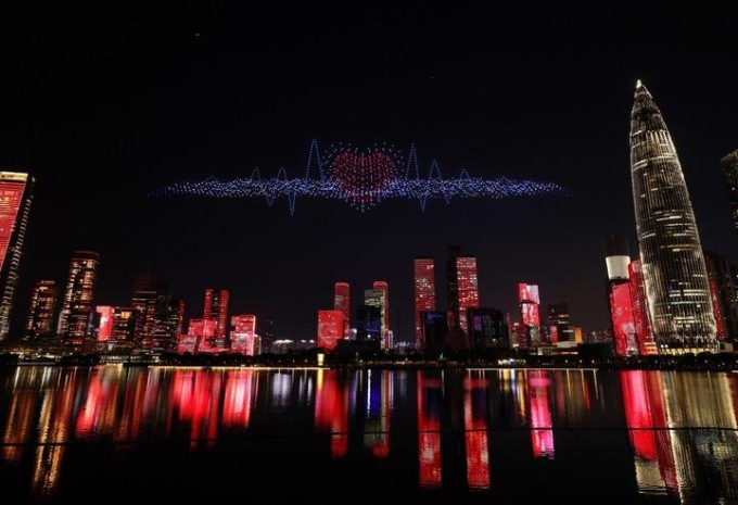 Cina: lampade da pesca scintillano sul lago Erhai nello Yunnan