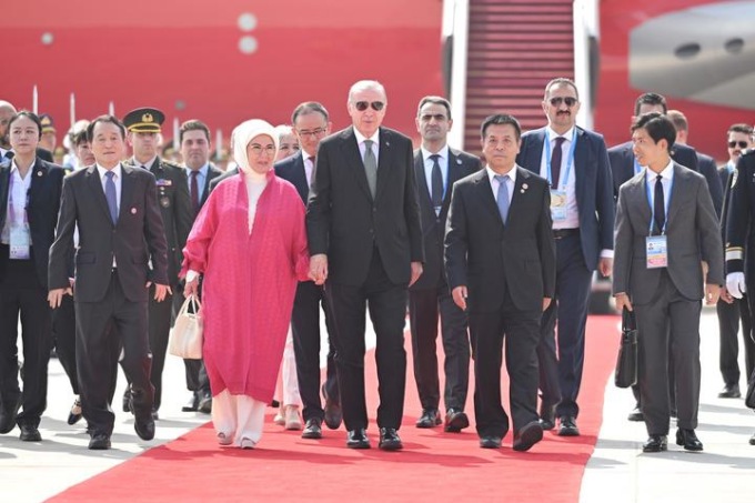 Cina: arrivo del presidente turco Erdogan per il vertice SCO 2025