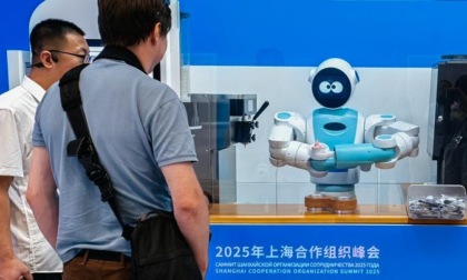 Cina: robot attirano sguardi al media center del vertice SCO di Tianjin