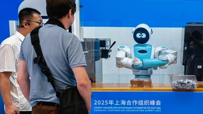 Cina: robot attirano sguardi al media center del vertice SCO di Tianjin