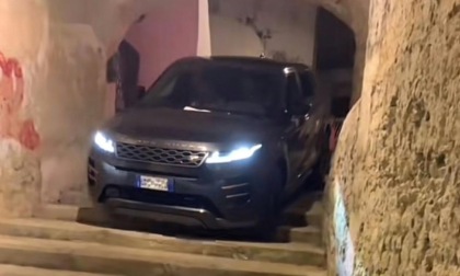 Auto sulla scalinata in centro storico, multato il conducente