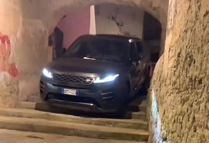 Auto sulla scalinata in centro storico, multato il conducente