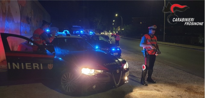 Si picchiano e poi aggrediscono i carabinieri intervenuti, arrestati due uomini