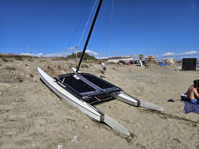 Catamarano si ribalta al largo, salvate tre persone. L’intervista al bagnino