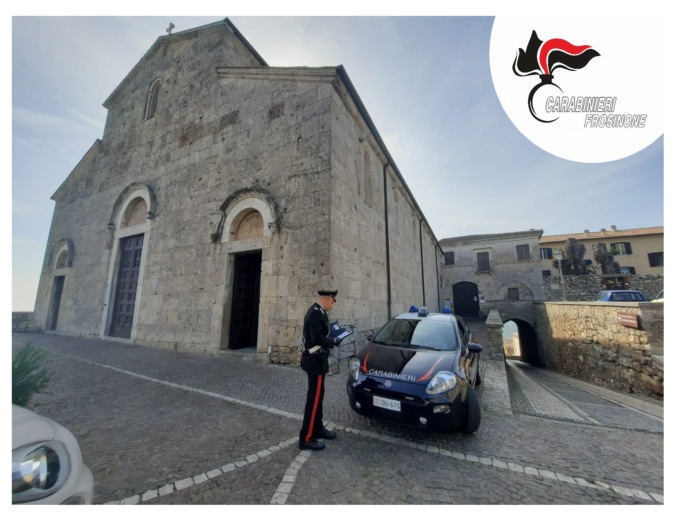 Ruba un bracciale prezioso, arrestato giovane ricercato