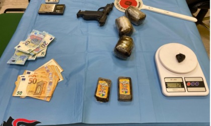 Trovato con oltre un chilo di hashish in casa