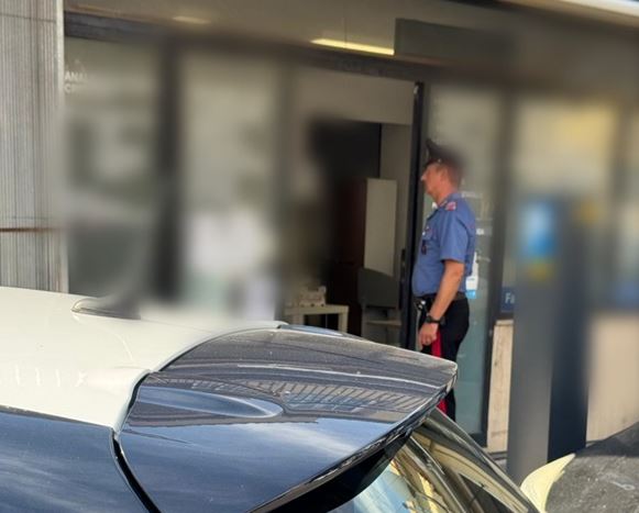 Crolla il solaio di un negozio, sgomberati due appartamenti