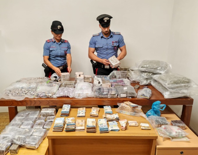 Sequestrati 52 kg di droga, un arresto e due denunce
