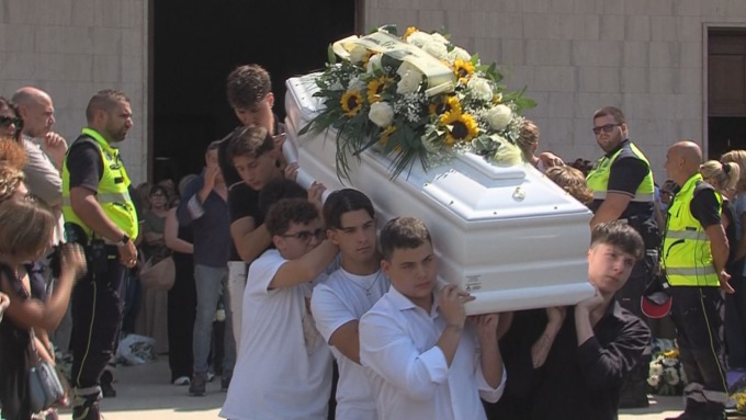 Folla per l’ultimo saluto a Federico Salvagni. Il papà: “Chi ti ha ucciso dovrà pagare”. Le interviste