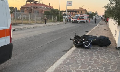 Scontro tra un'auto e uno scooter, quattro feriti