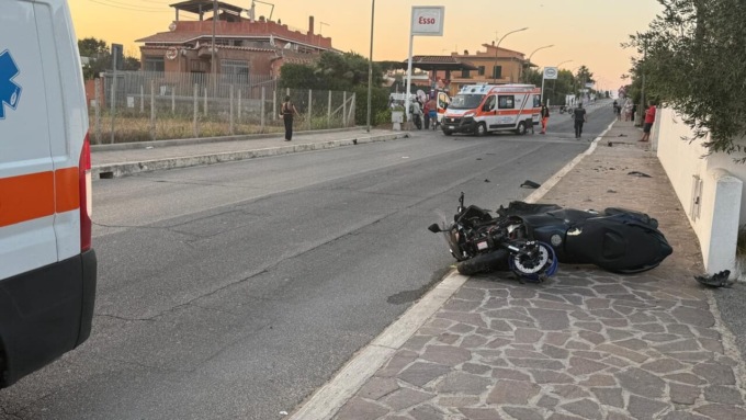 Scontro tra un’auto e uno scooter, quattro feriti