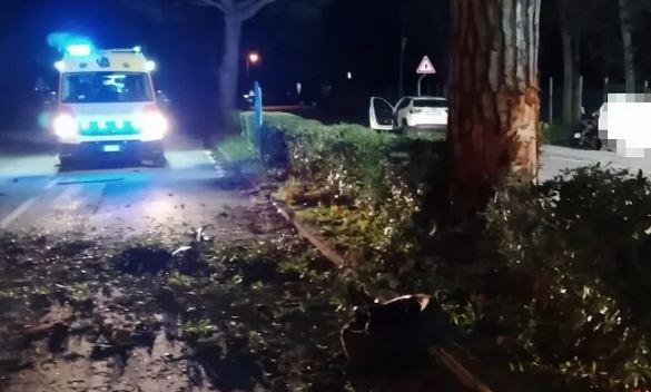 Auto fuori strada, muore un giovane di 24 anni