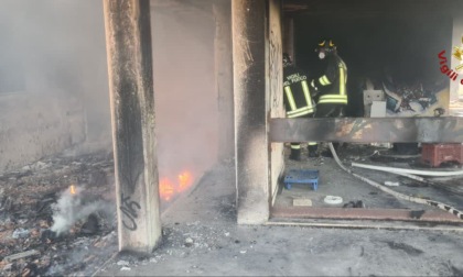Incendio in un fabbricato abbandonato