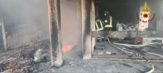 Incendio in un fabbricato abbandonato