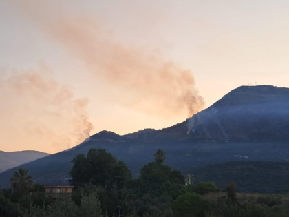 Incendio devasta la montagna, attenzione alle strade