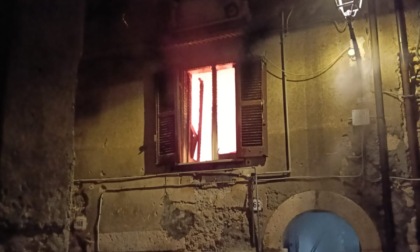 Fiamme in un appartamento all'alba