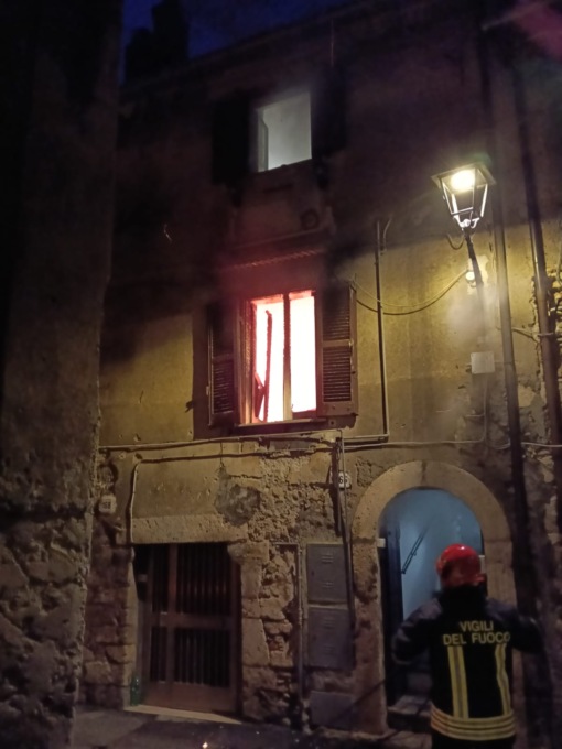 Fiamme in un appartamento all’alba