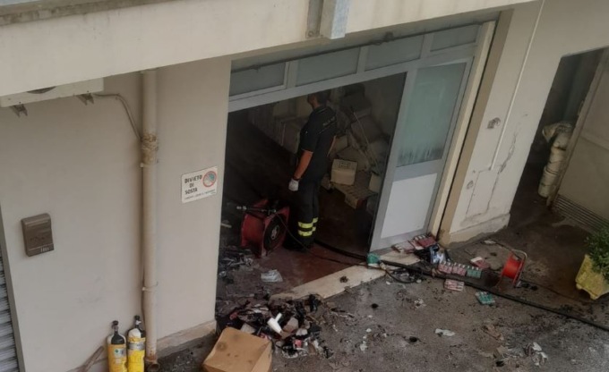 In fiamme il magazzino della Samar, danni ingenti